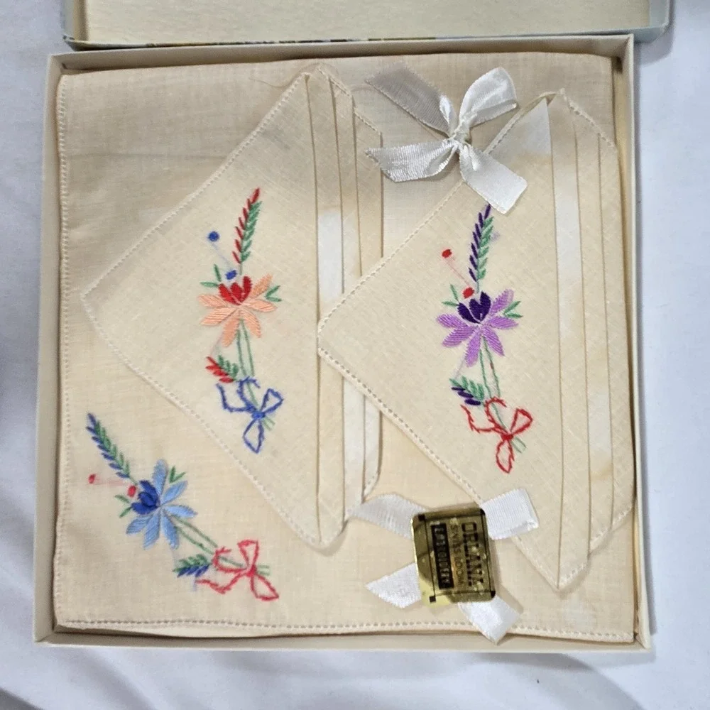 Vintage 50s/ 60s Orlana Swiss Loom Embroidered Hankercheif Box Set